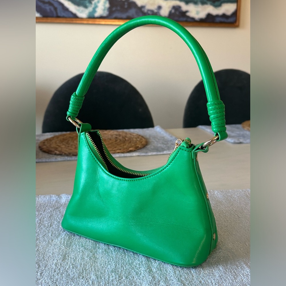 Bright green shoulder bad